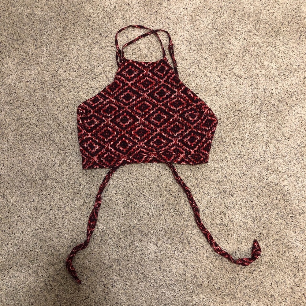 LF HIGH NECK OPEN-BACK CROP TOP